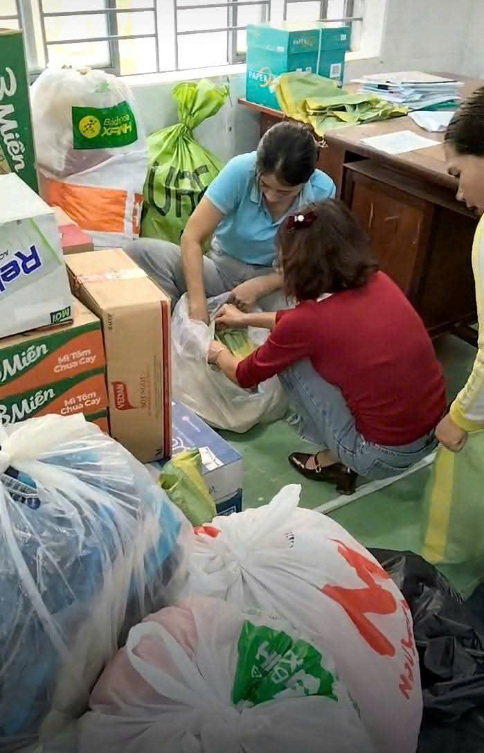 HỘI LHPN XÃ BUÔN ĐÔN PHÁT ĐỘNG QUYÊN GÓP NHU YẾU PHẨM HỖ TRỢ ĐỒNG BÀO VÙNG LŨ.